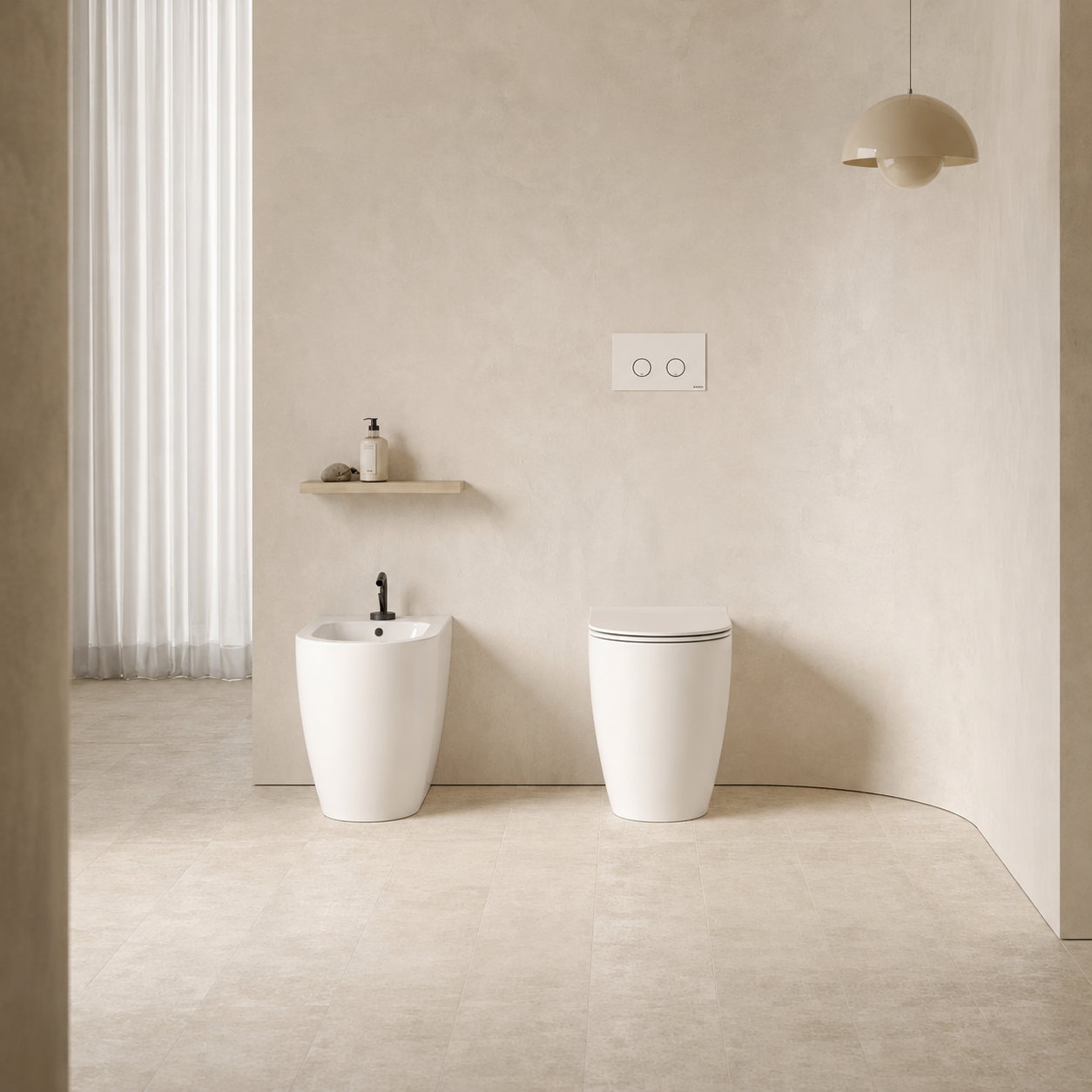 Sanitari bianchi in ambiente bagno chiaro e minimale